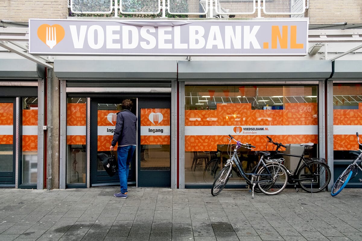 De gevel van de nieuwe Voedselbank Supermartkt aan de Crooswijkseweg.